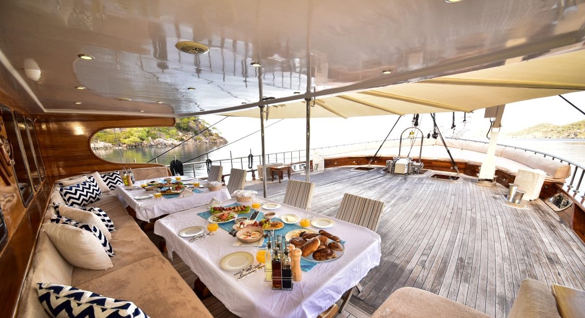 QUEEN ATLANTIS yacht charter 2