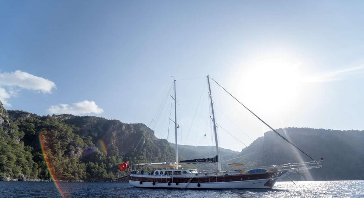 Yacht charter QUEEN LILA YACHT CHARTER