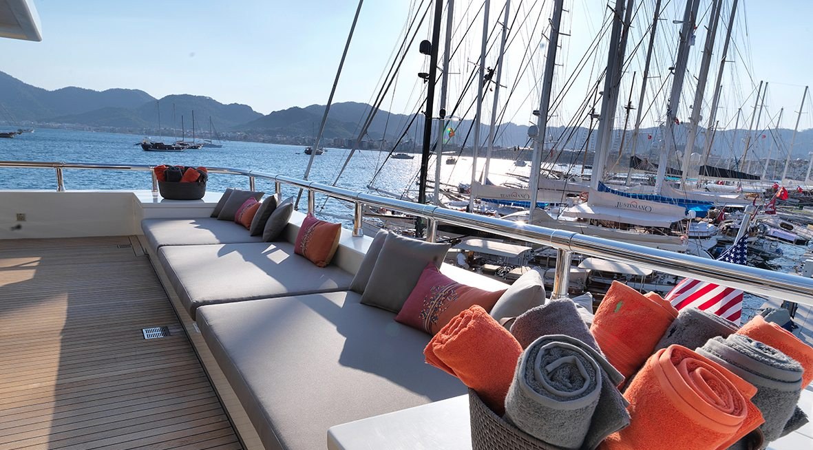 QUEEN MARE yacht charter 3