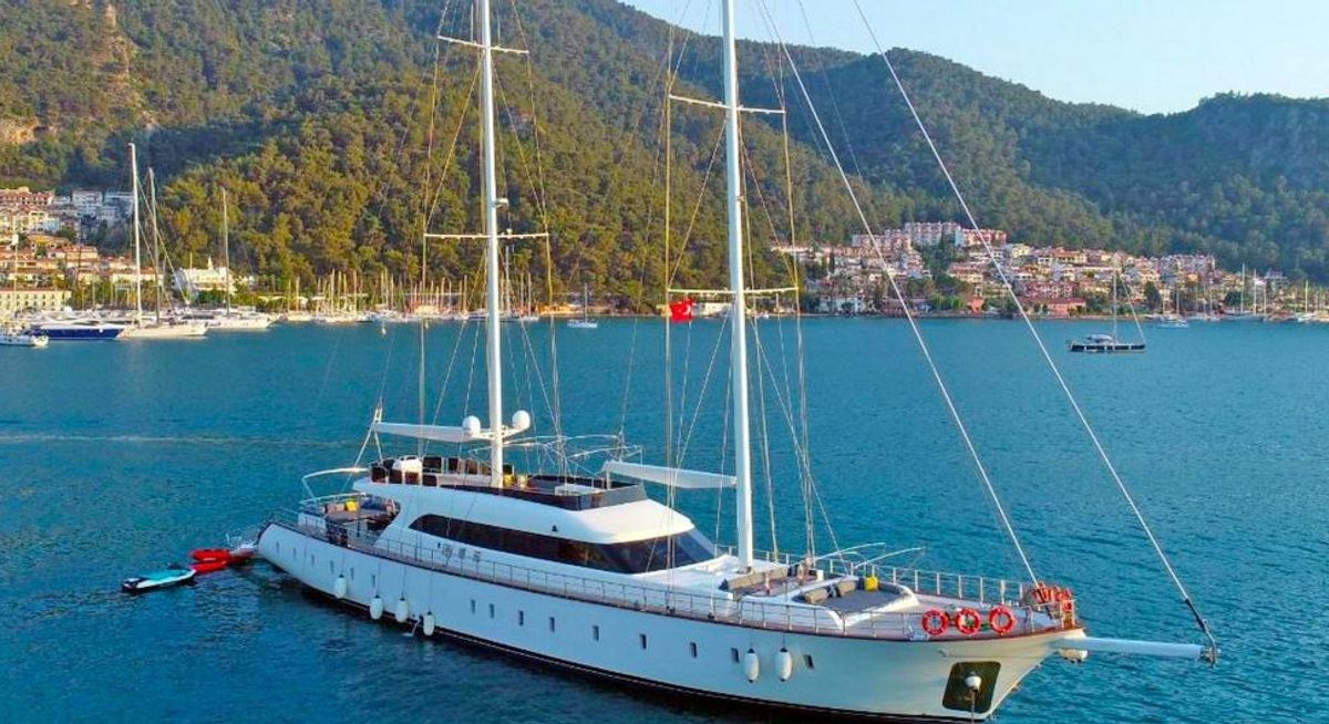 QUEEN OF MAKRI yacht charter 1