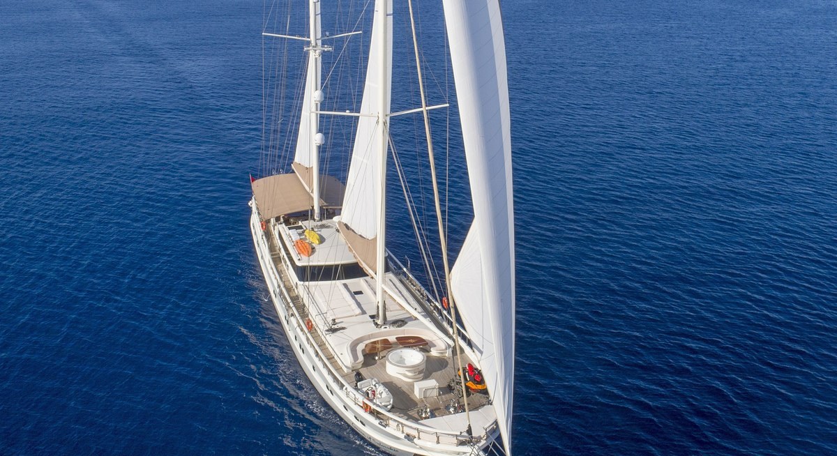 QUEEN OF SALMAKIS yacht charter 5