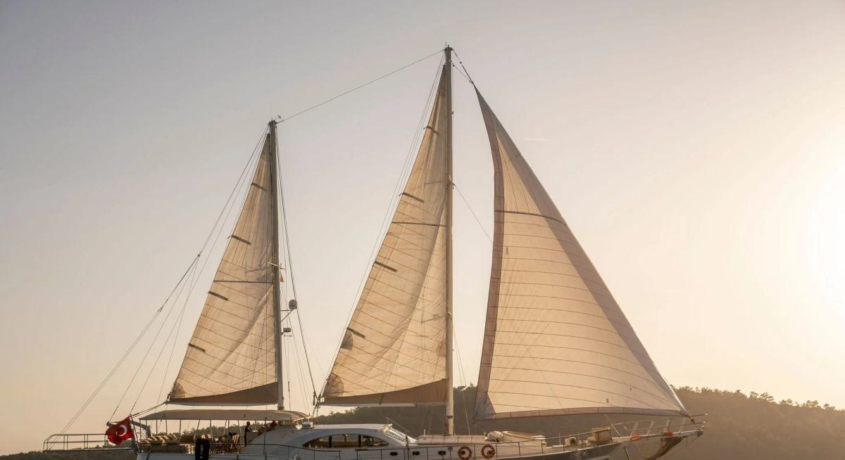 QUEEN OF SEA yacht charter 1