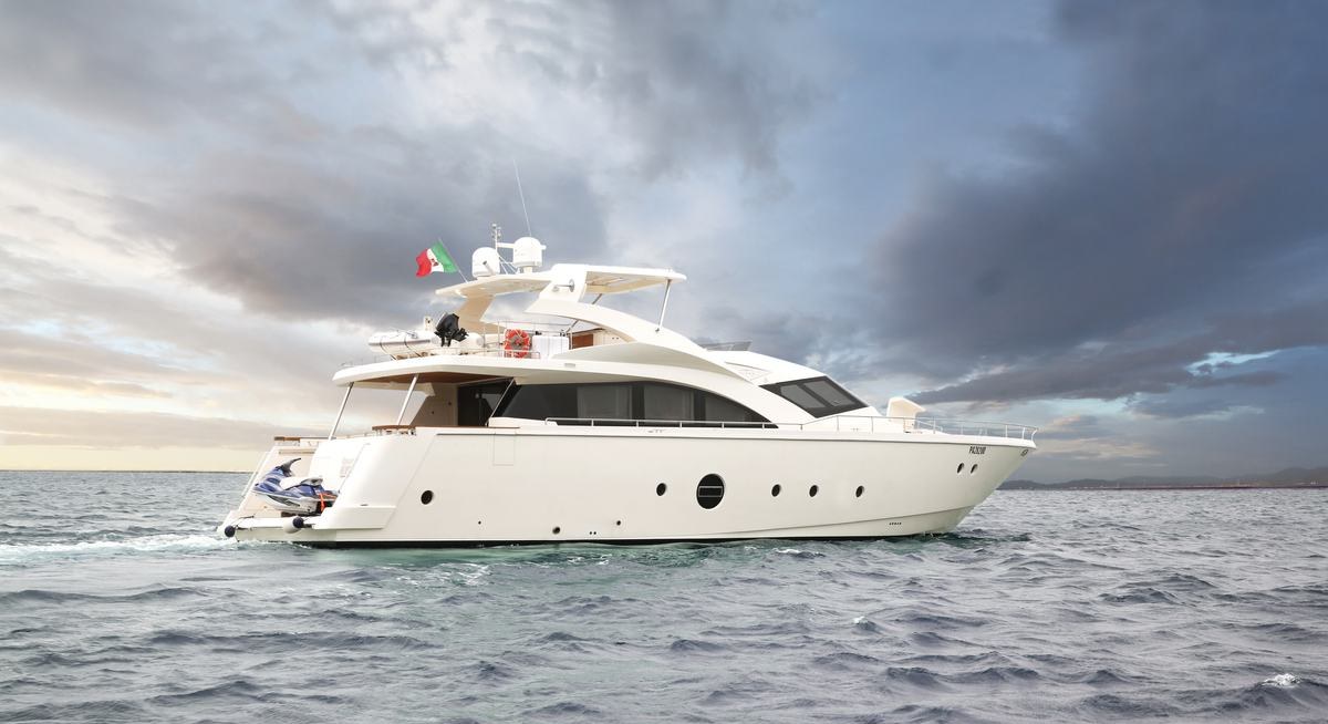 QUESTA È VITA yacht charter 2