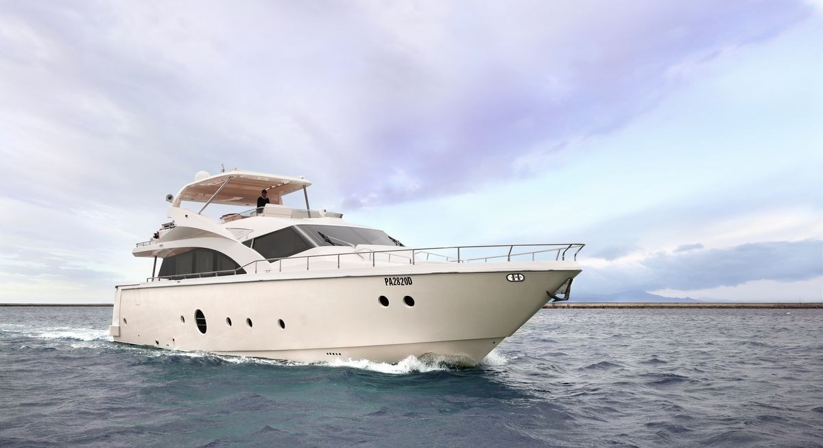 Yacht charter QUESTA È VITA YACHT CHARTER