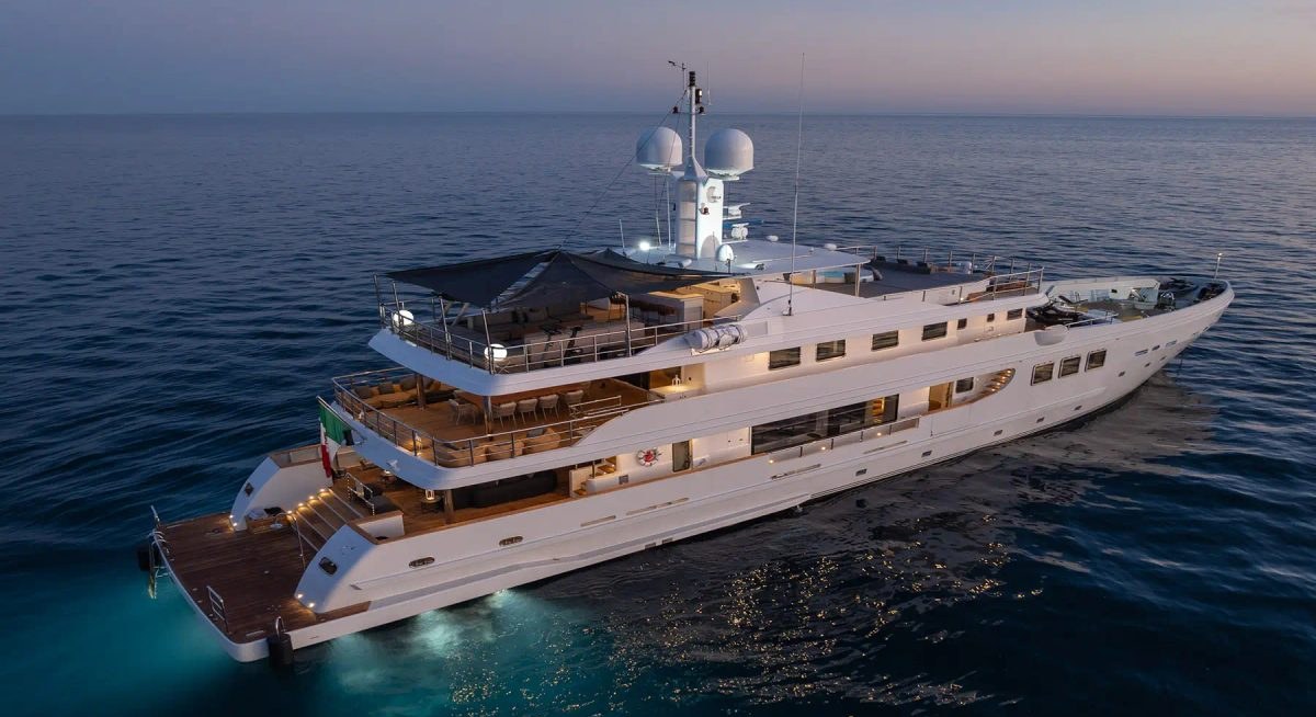 R23 yacht charter 5