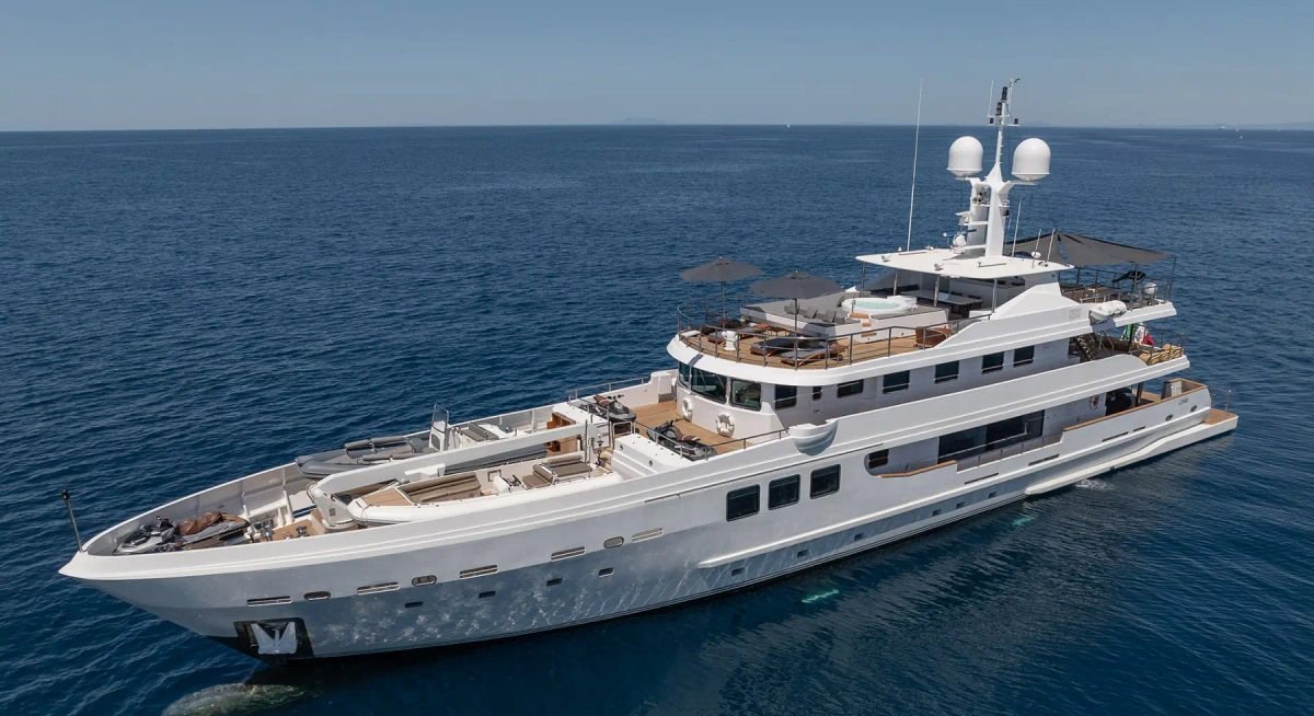 R23 yacht charter 1