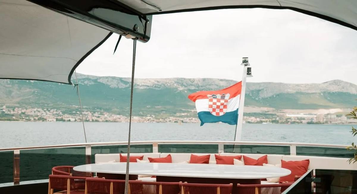 REPOSADO yacht charter 4