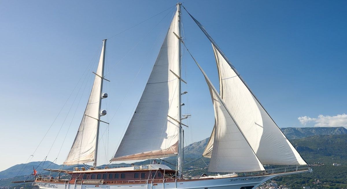 RIANA yacht charter 1