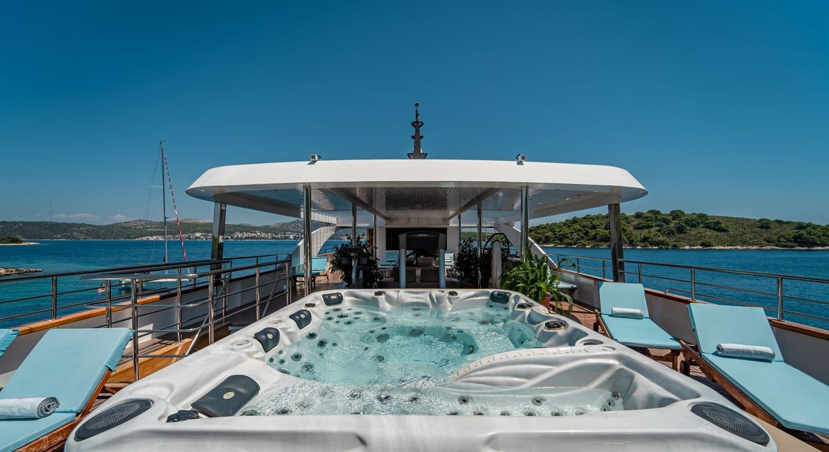 RIVA yacht charter 2