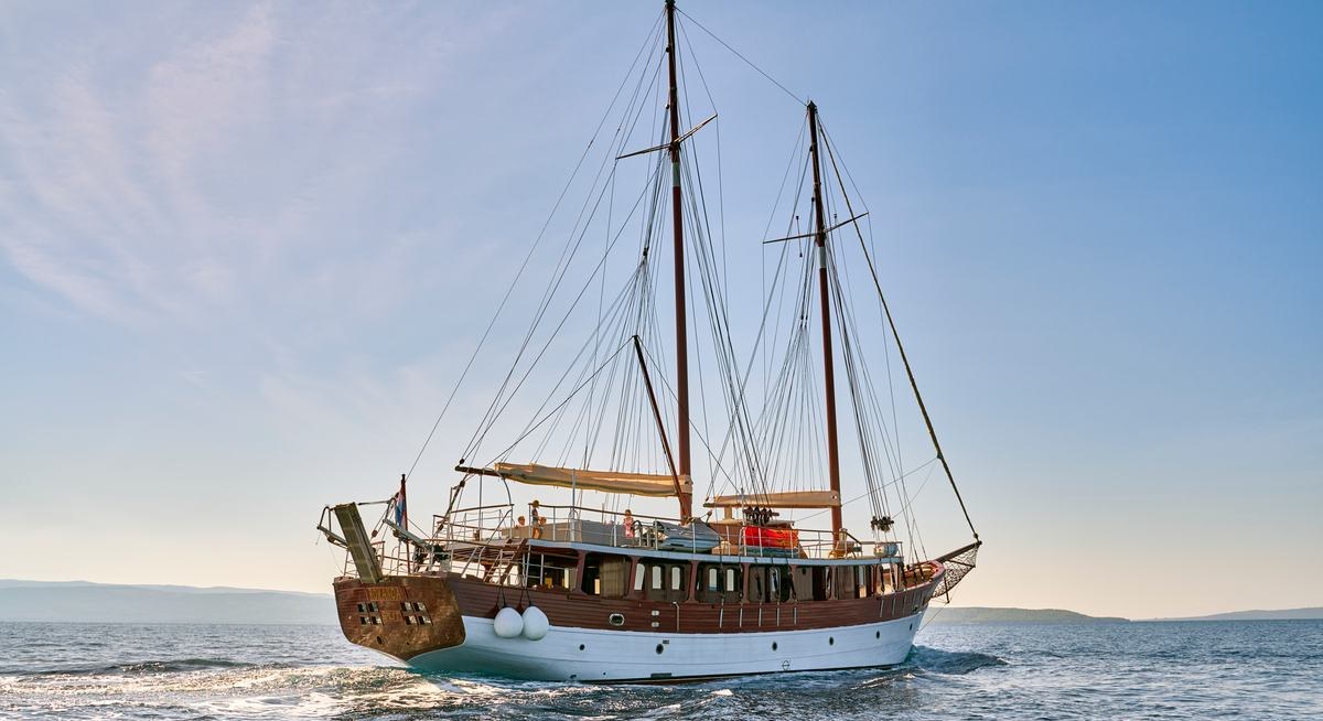 ROMANCA yacht charter 1