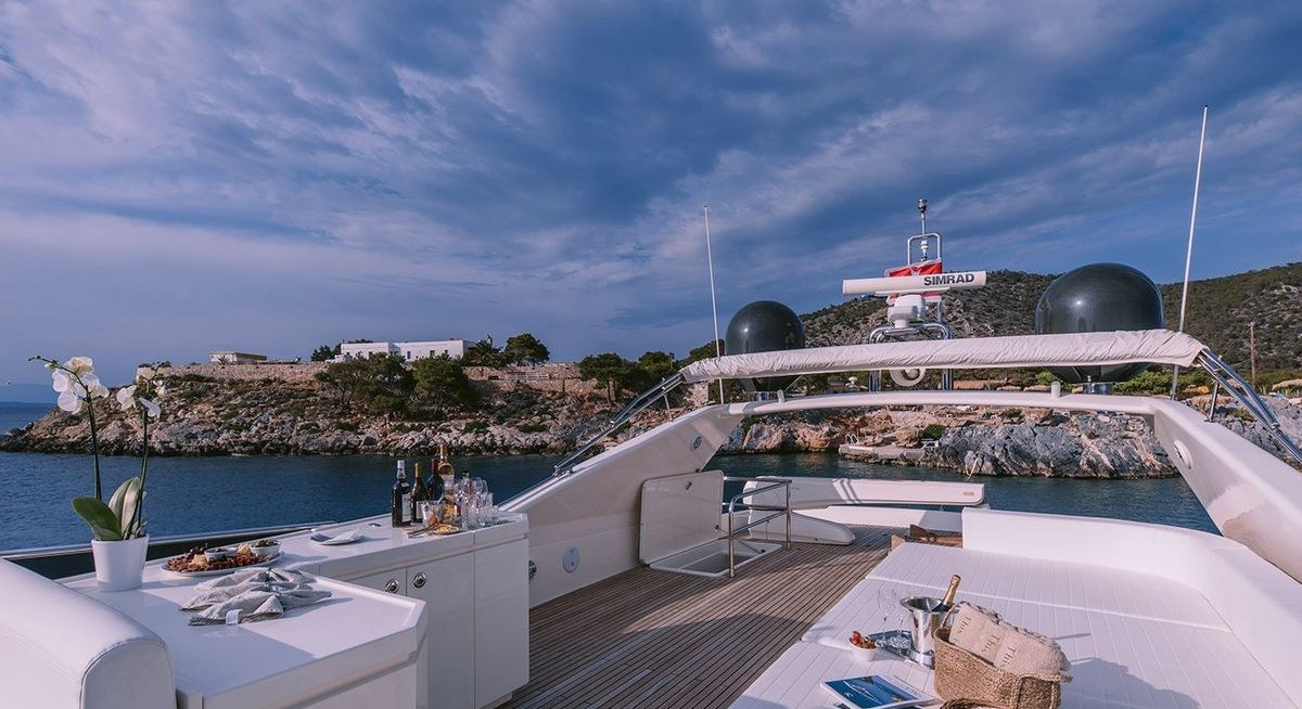Yacht charter SEAS THE DAY YACHT CHARTER