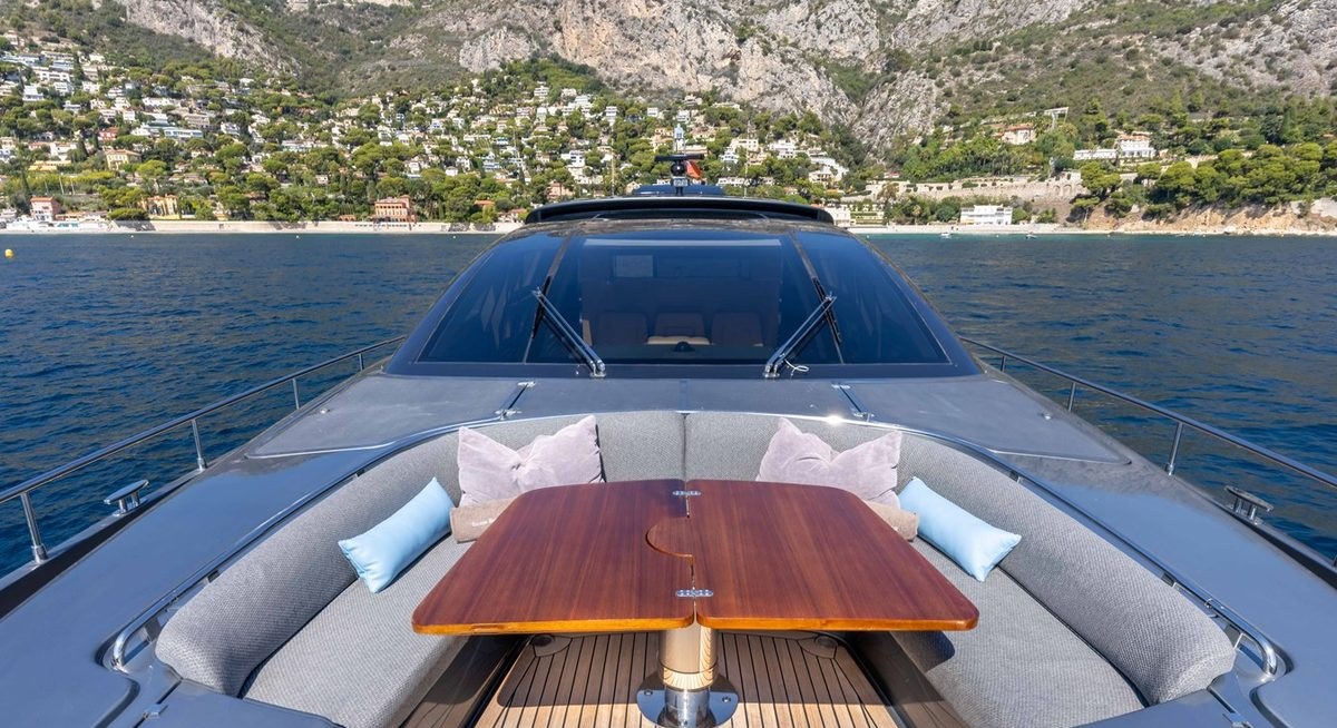 SILVER BREEZE yacht charter 2