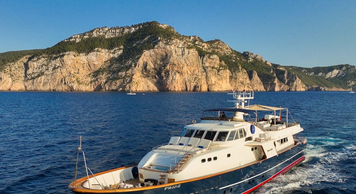 SPIRIT OF MK yacht charter 1
