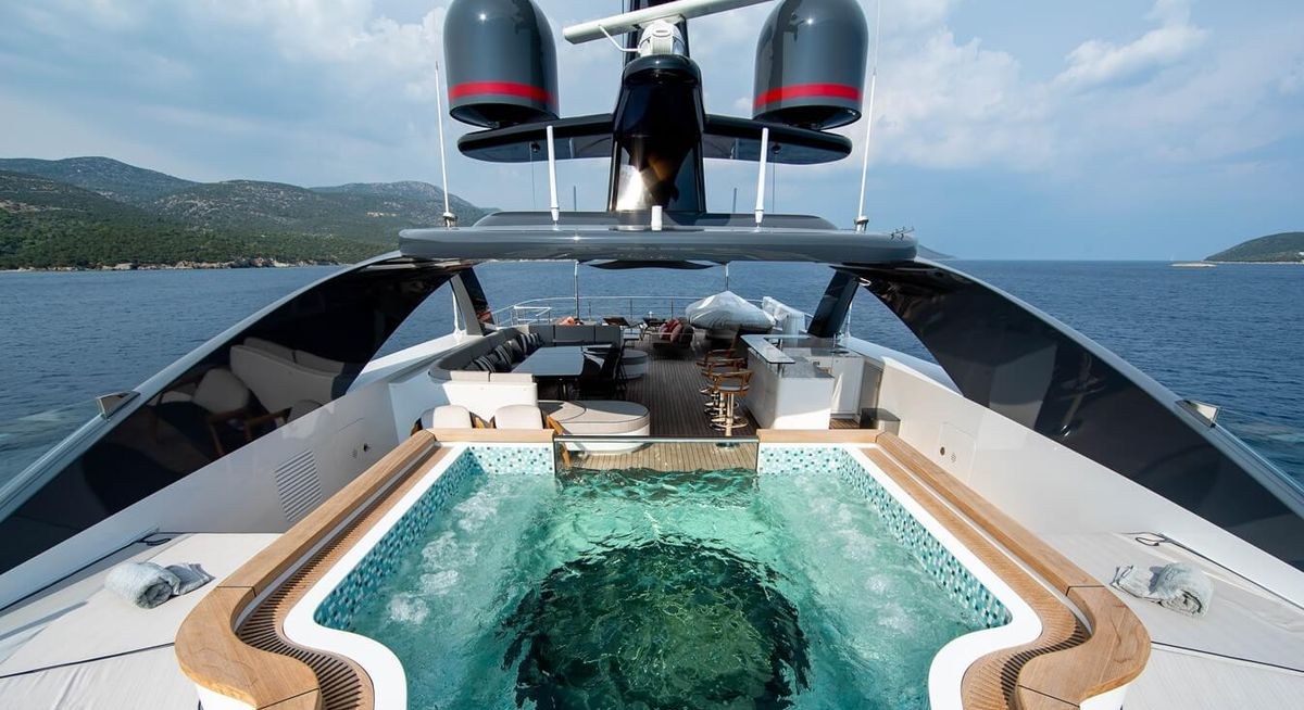 STARBURST III yacht charter 2