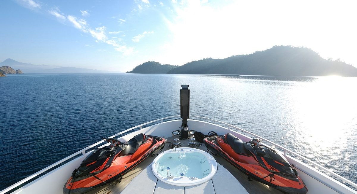 SUN yacht charter 2
