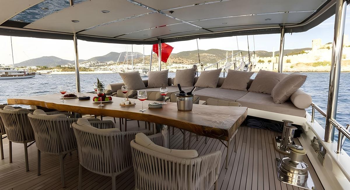 THE BLUE SEA yacht charter 4