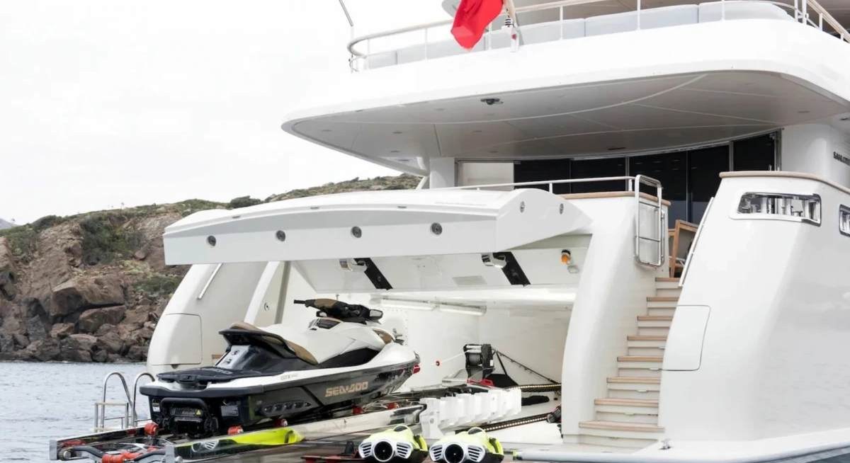 THERAPY yacht charter 5