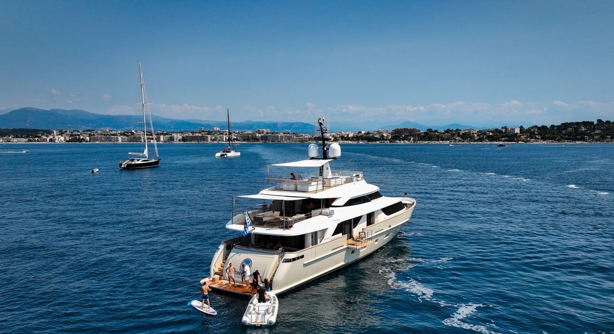 TINY WAVE yacht charter 4