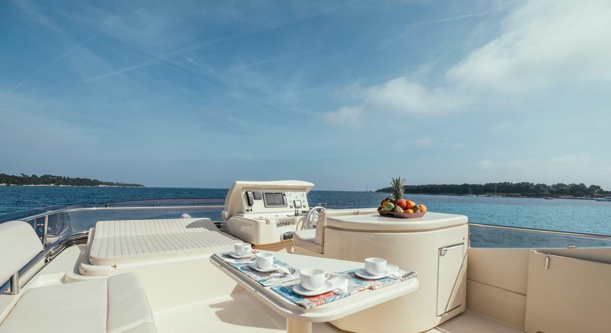 TO ESCAPE yacht charter 3