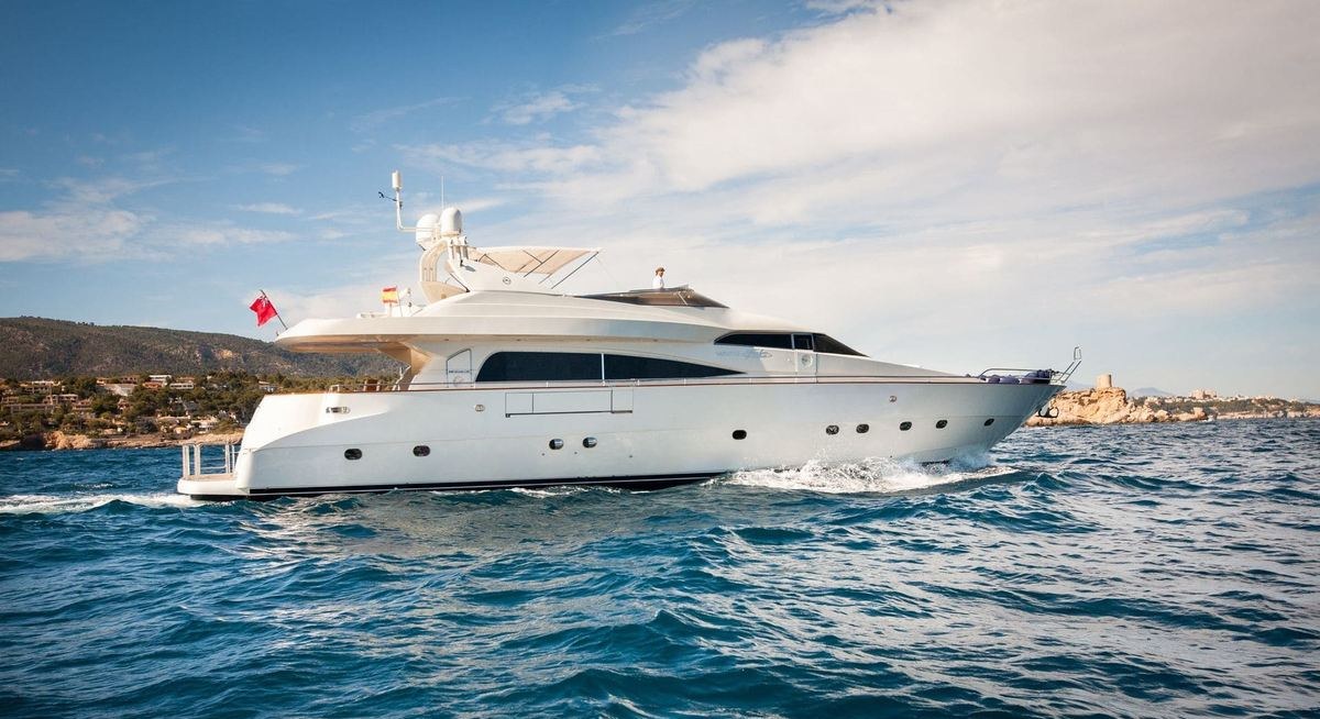 Yacht charter WHITE FANG YACHT CHARTER