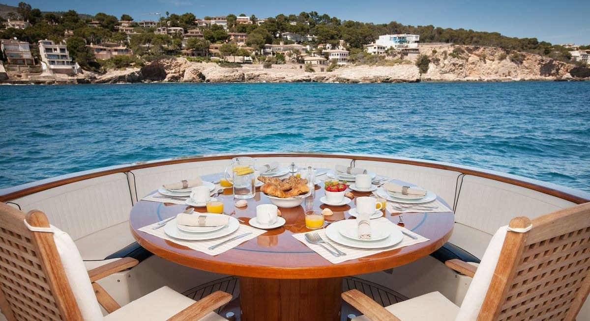 WHITE FANG yacht charter 4