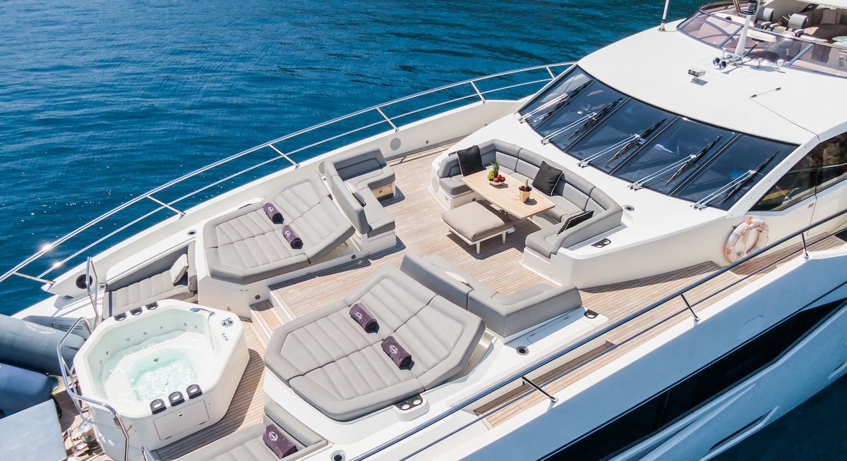 YUTORI yacht charter 2